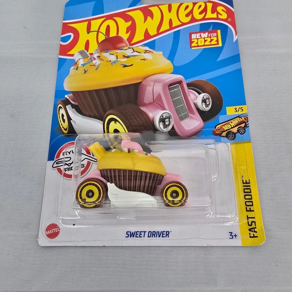 Hot Wheels 2022 Fast Foodie Sweet Driver Cupcake Car New on Card‎